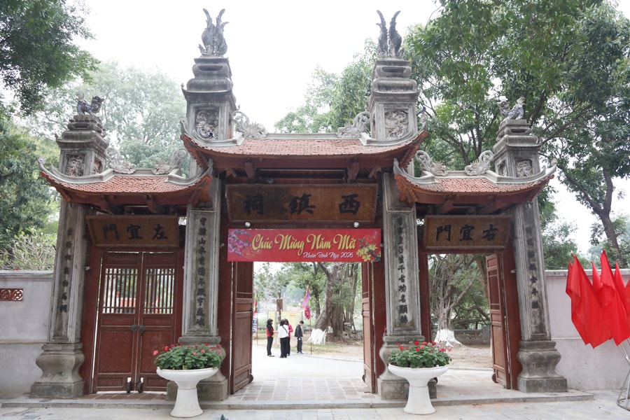 Người dân, du khách nhộn nhịp đi lễ Thăng Long tứ trấn cầu bình an