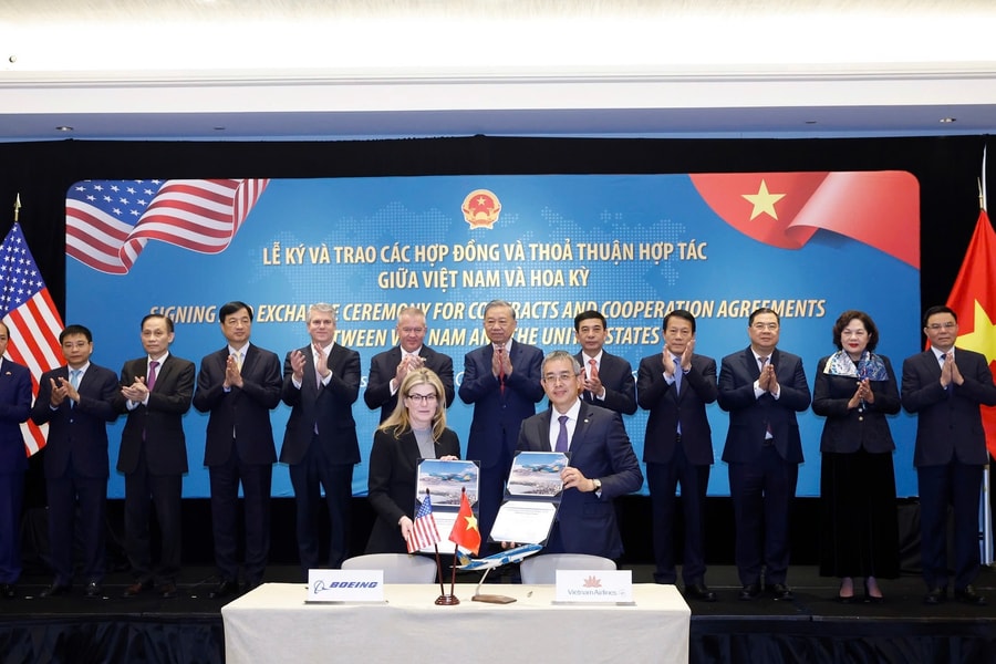 Tổng Bí thư Tô Lâm chứng kiến lễ ký Hợp đồng mua 50 máy bay Boeing 737-8 giữa Tổng công ty hàng không Việt Nam và Tập đoàn Boeing