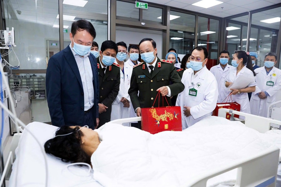 Thứ trưởng Bộ Công an biểu dương ê-kíp cứu sống bệnh nhân nhồi máu cơ tim cấp