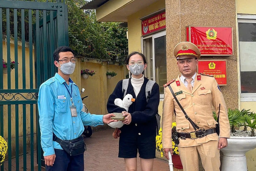 Hà Nội: Để quên tài sản trên xe buýt, cô gái được CSGT hỗ trợ