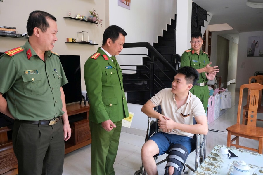 Lâm Đồng: Thăm hỏi, động viên cán bộ Công an bị thương khi đấu tranh với đối tượng gây rối