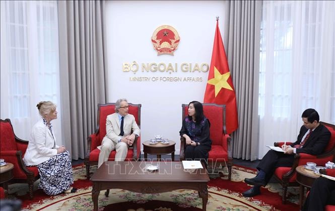 Thứ trưởng Bộ Ngoại giao Lê Thị Thu Hằng tiếp Công tước xứ Richmond và Phu nhân