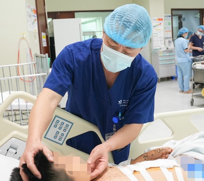 Bé trai 9 tuổi nguy kịch sau khi nhặt vật lạ giống “bóng đèn nhấp nháy”