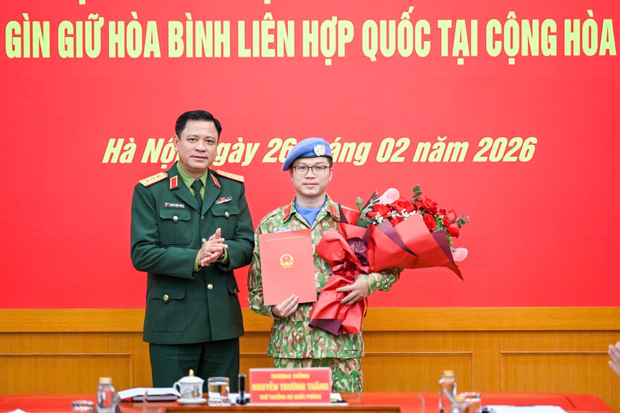 Trao quyết định cho sĩ quan đi làm nhiệm vụ gìn giữ hòa bình tại Cộng hoà Trung Phi