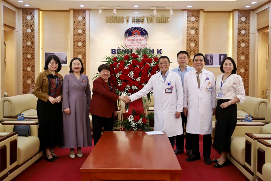 Nhóm nữ đại biểu Quốc hội Việt Nam thăm, chúc mừng một số bệnh viện tại Hà Nội