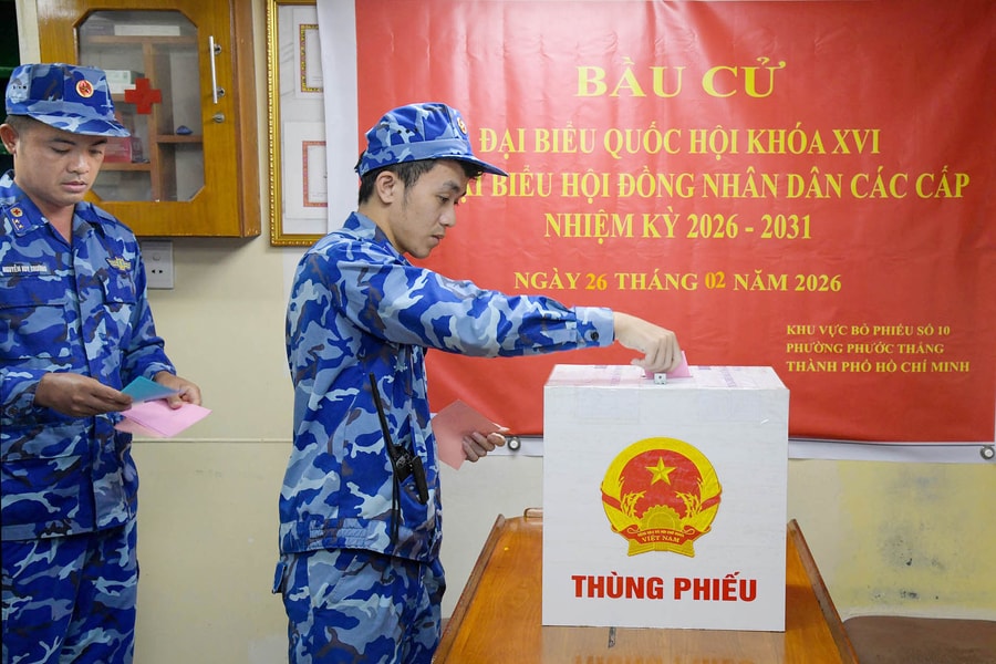 TP. Hồ Chí Minh: Cán bộ, chiến sĩ Tàu CSB 6008 bỏ phiếu bầu cử sớm trên biển