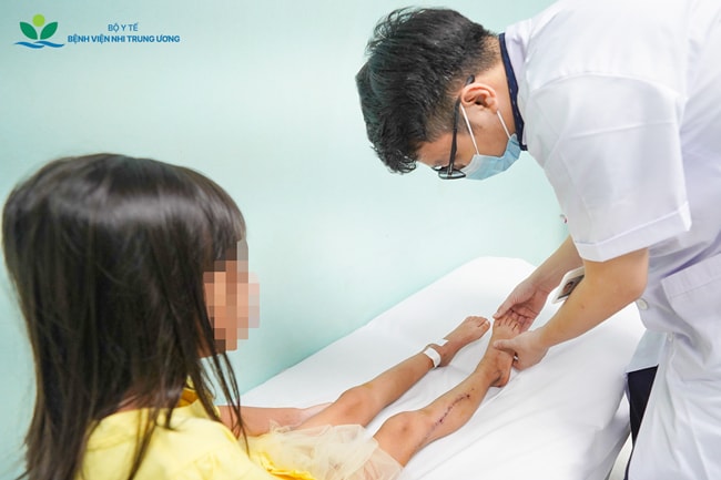 Tưởng sưng mắt cá do ngã, bé gái 8 tuổi suýt mất chân vì ung thư