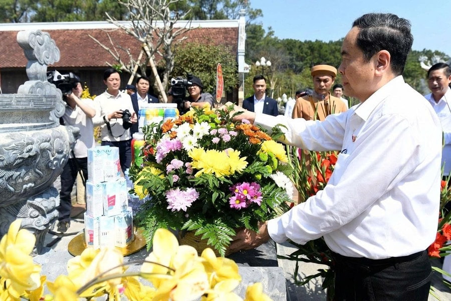 Chủ tịch Quốc hội Trần Thanh Mẫn dâng hương tưởng nhớ Chủ tịch Hồ Chí Minh tại Nghệ An