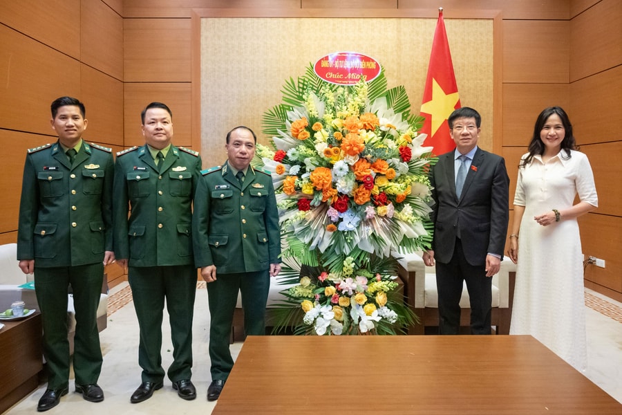 Bộ Tư lệnh Bộ đội Biên phòng chúc mừng Ngày truyền thống Văn phòng Quốc hội
