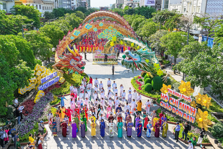 Lễ hội Áo dài TP. Hồ Chí Minh: Sợi tơ vàng son - Dệt nên khát vọng