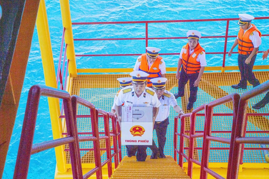 Vùng 2 Hải quân: Hành trình đưa lá phiếu đến các Nhà giàn DK1 và ngư dân trên biển