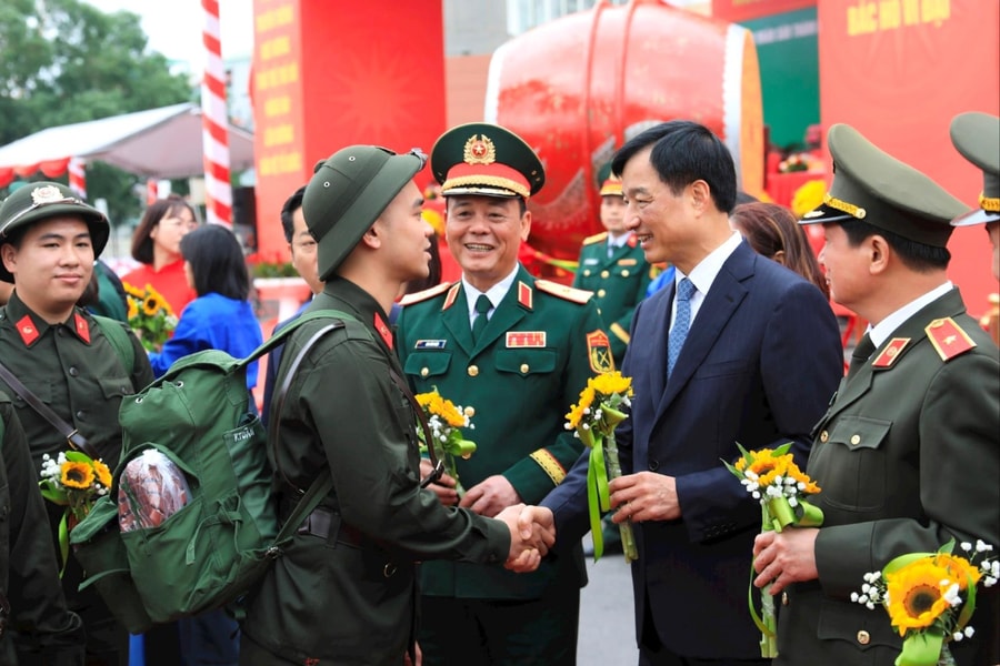 Bí thư Thành ủy Nguyễn Duy Ngọc dự lễ giao nhận quân tại điểm số 4 Ban Chỉ huy phòng thủ khu vực 3 - Hồng Hà