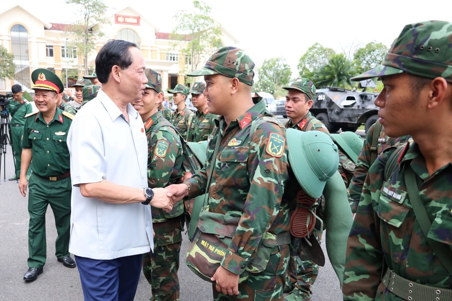 Phó Chủ tịch Quốc hội, Thượng tướng Trần Quang Phương kiểm tra việc bảo đảm an ninh, trật tự, an toàn bầu cử tại Cần Thơ
