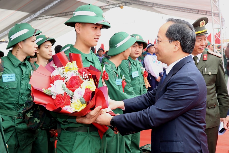 Hơn 1.600 thanh niên ưu tú Hà Tĩnh lên đường nhập ngũ