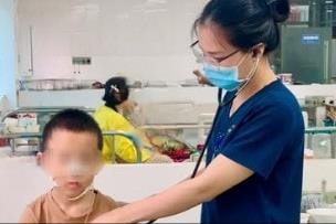 Uống nhầm bột thông cống, bé trai bỏng thực quản nặng