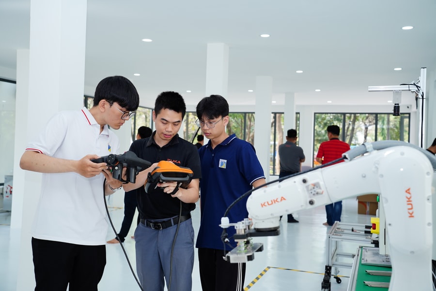 Đà Nẵng vận hành Trung tâm đào tạo, nghiên cứu và phát triển robot công nghiệp và trí tuệ nhân tạo