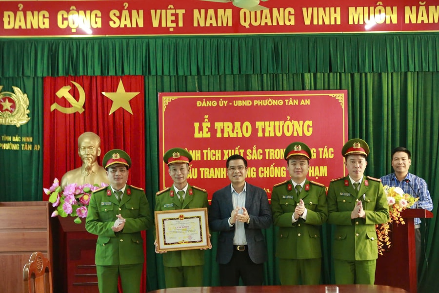 Bắc Ninh: 3 giờ truy xét, tóm gọn đối tượng "ảo thuật" tráo iPhone 16 Promax bằng mô hình