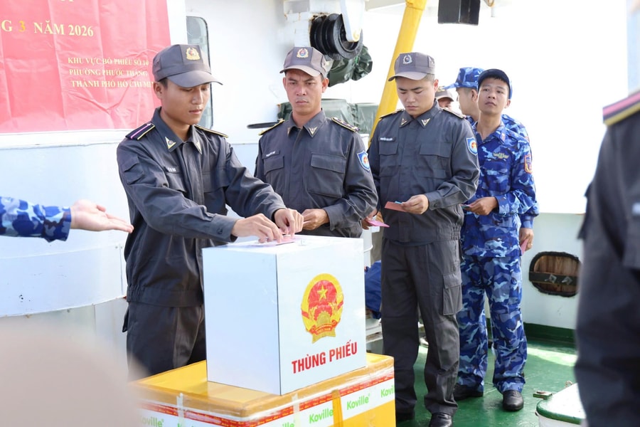 Tàu Kiểm ngư 260 hoàn thành nhiệm vụ tổ chức bầu cử sớm trên biển