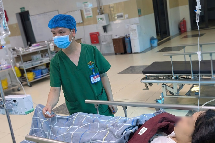 Chóng mặt, nói ngọng giữa hội thảo, cô giáo trẻ phát hiện đột quỵ não