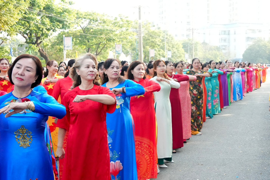 TP. Hồ Chí Minh: Hơn 1.200 người đồng diễn áo dài chào mừng Ngày Quốc tế Phụ nữ 8/3