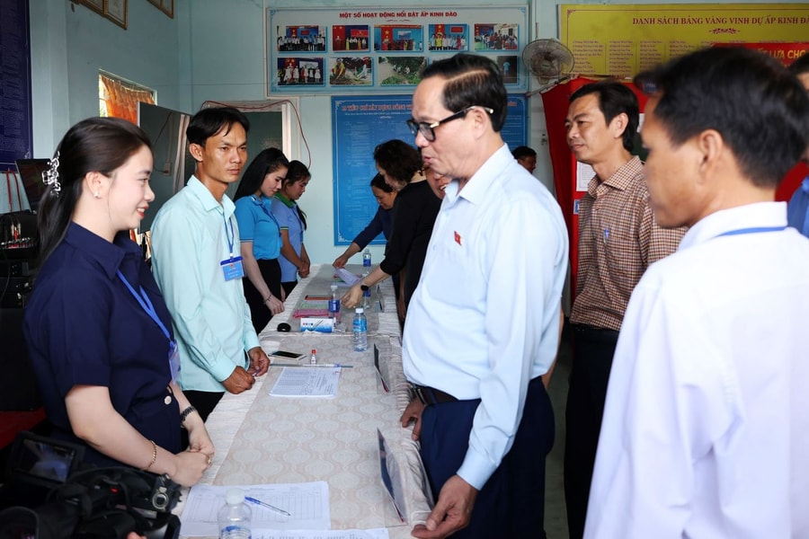 Phó Chủ tịch Quốc hội, Thượng tướng Trần Quang Phương kiểm tra công tác chuẩn bị bầu cử tại xã Đất Mũi, Cà Mau