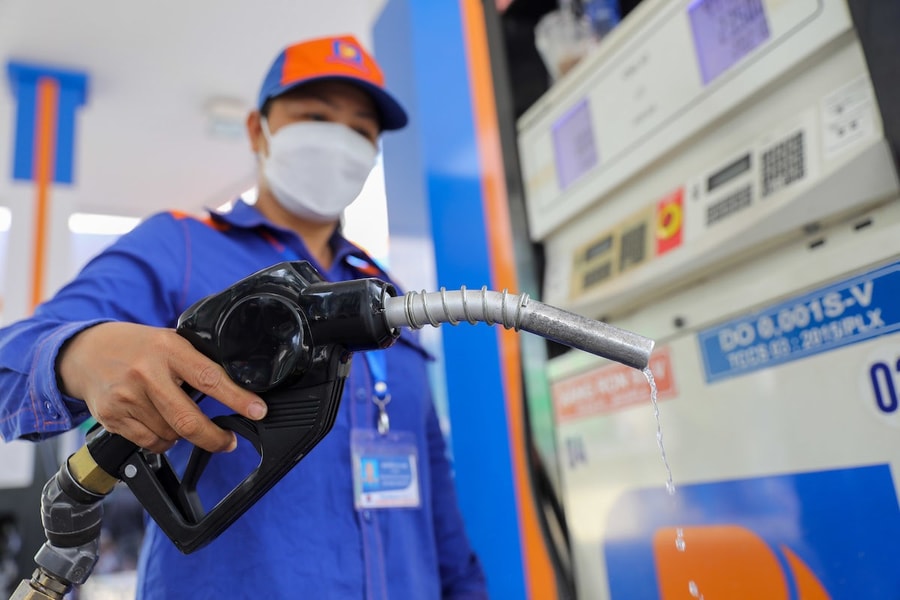 Giá xăng dầu ngày 9/3: Dầu diesel và dầu hỏa vượt đỉnh năm 2022
