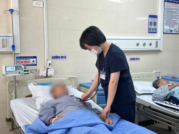 Nhờ người tiêm truyền tại nhà, hai bệnh nhân sốc phản vệ nguy hiểm