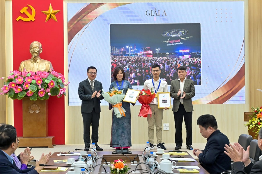 Trao giải cuộc thi ảnh báo chí “Việt Nam trên hành trình đổi mới”
