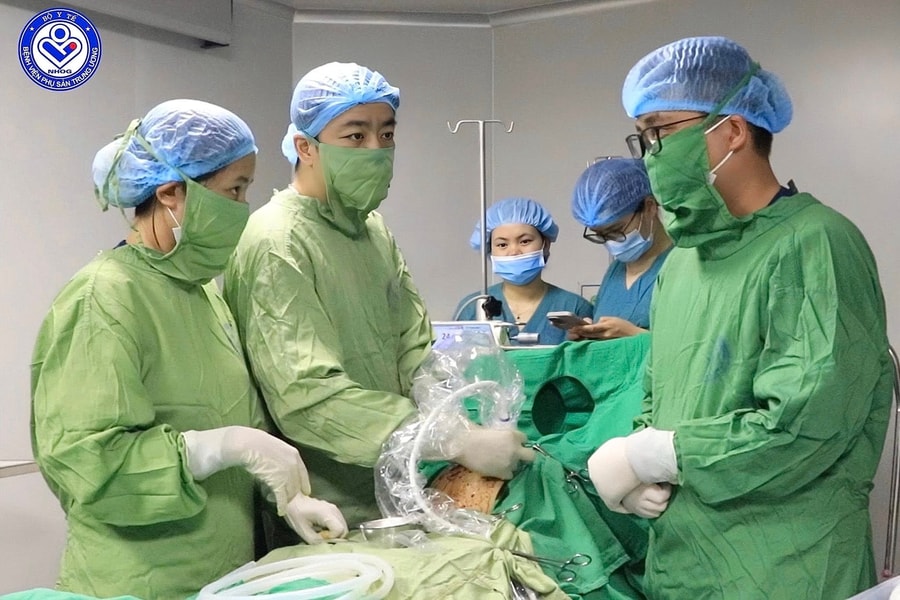 Can thiệp bào thai dẫn lưu màng phổi, cứu thai nhi nguy kịch trong bụng mẹ