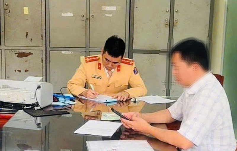 Thái Nguyên: Xử lý lái xe ô tô taxi “sử dụng điện thoại di động” khi điều khiển phương tiện tham gia giao thông