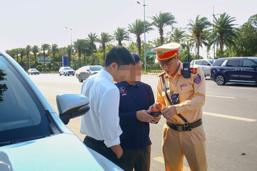 Hà Nội: Từ phản ánh của người dân, CSGT xử lý hàng chục xe dừng, đỗ sai quy định xung quanh sân bay Nội Bài