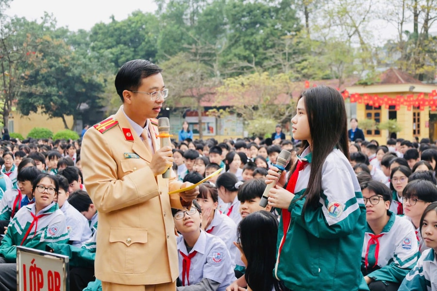 Thái Nguyên: Gần 1.000 giáo viên và học sinh được tuyên truyền pháp luật về trật tự an toàn giao thông