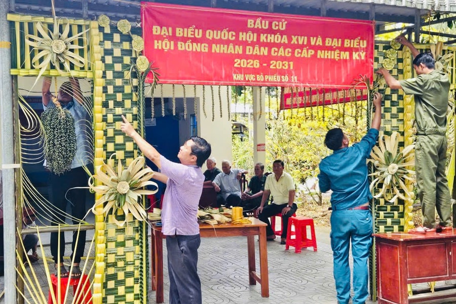 An Giang: Độc đáo cổng chào điểm bầu cử kết bằng lá dừa