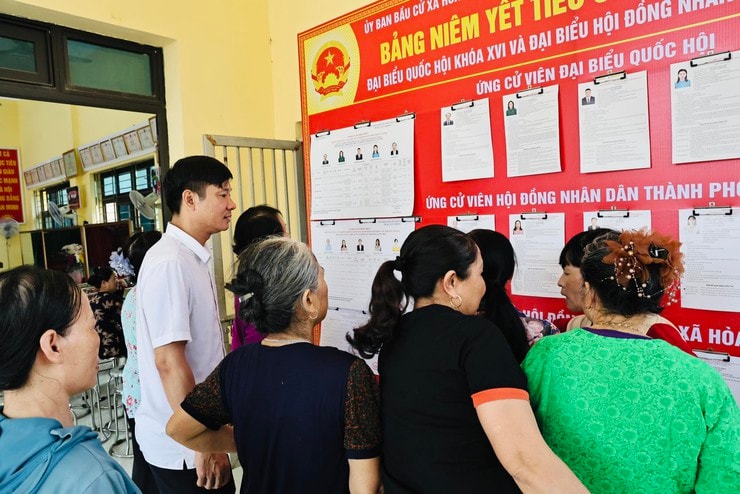 Thực hiện quyền chính trị thiêng liêng