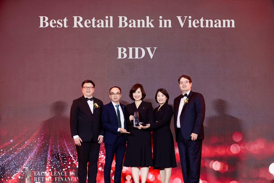 BIDV viết tiếp thập kỷ dẫn đầu với cú đúp giải thưởng Ngân hàng Bán lẻ tốt nhất Việt Nam Tiền gửi tốt nhất Châu Á