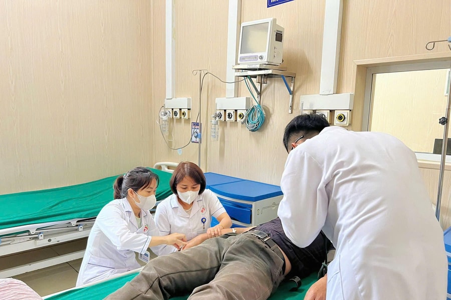 Uống 2 lon nước tăng lực sau cuộc nhậu, người đàn ông bất ngờ liệt hai chân