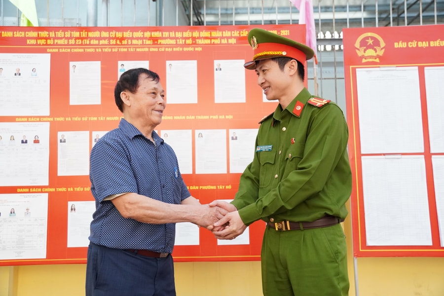Công an phường Tây Hồ: Sự sẻ chia của người dân trong cao điểm bầu cử là món quà vô giá với lực lượng chức năng