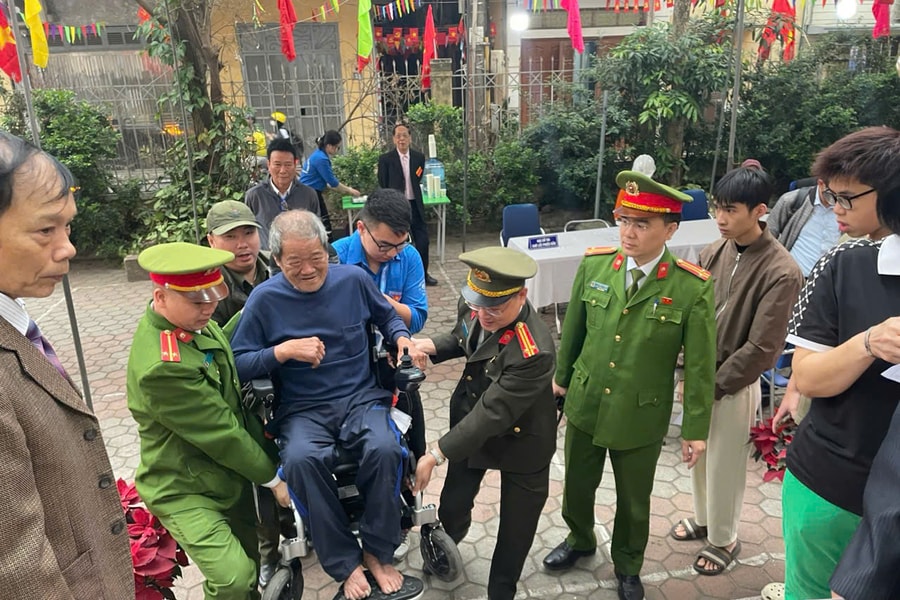 Công an Hà Nội hỗ trợ cử tri cao tuổi, sức khỏe yếu trong ngày bầu cử