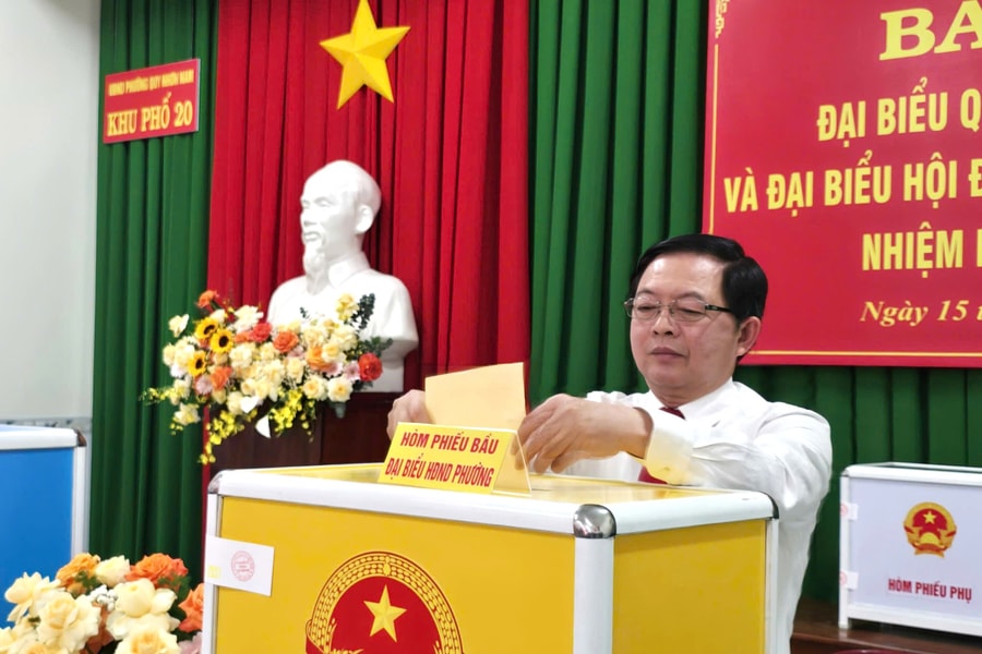 Phó Thủ tướng Hồ Quốc Dũng tham gia bầu cử tại phường Quy Nhơn Nam, tỉnh Gia Lai