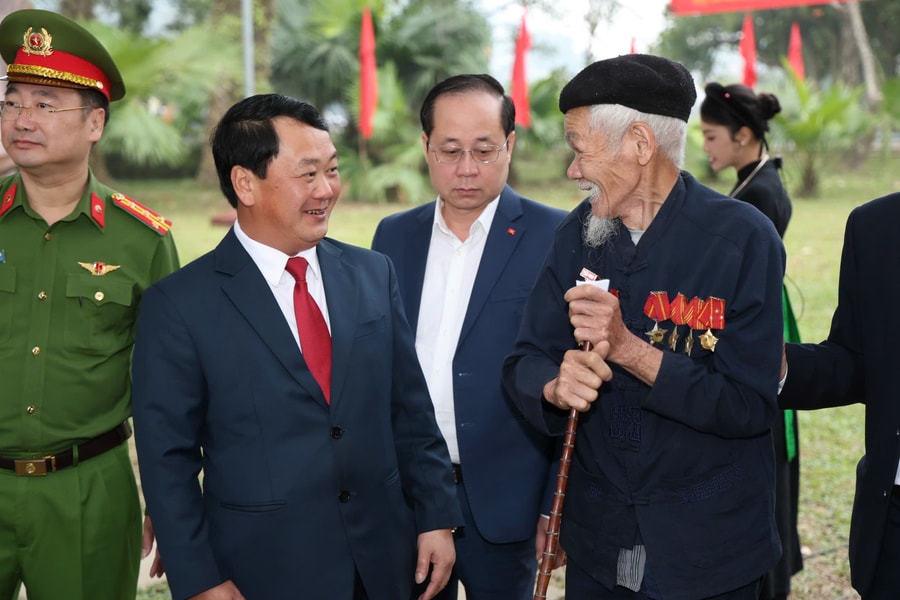 Bí thư Tỉnh ủy Tuyên Quang Hầu A Lềnh cùng cử tri các dân tộc nô nức đi bầu cử