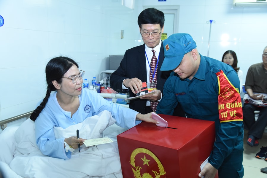 Xúc động những hòm phiếu di động bảo đảm quyền bầu cử cho bệnh nhân