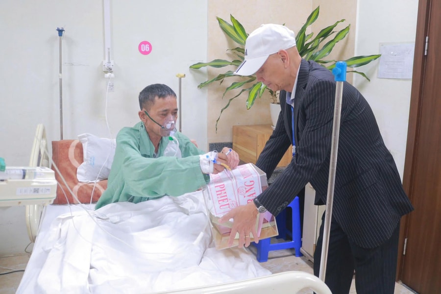 Những lá phiếu đặc biệt bỏ bên giường bệnh