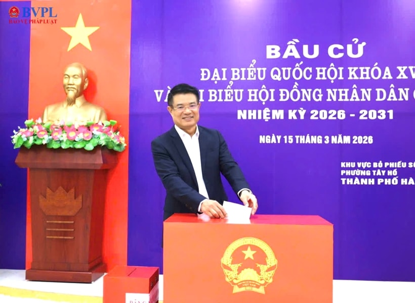 Viện trưởng VKSND tối cao Nguyễn Huy Tiến dự khai mạc và bỏ phiếu bầu cử tại Tổ bầu cử số 25, phường Tây Hồ, Hà Nội