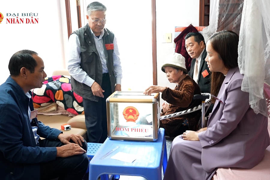 Quảng Ninh: Hành trình đặc biệt của những hòm phiếu phụ