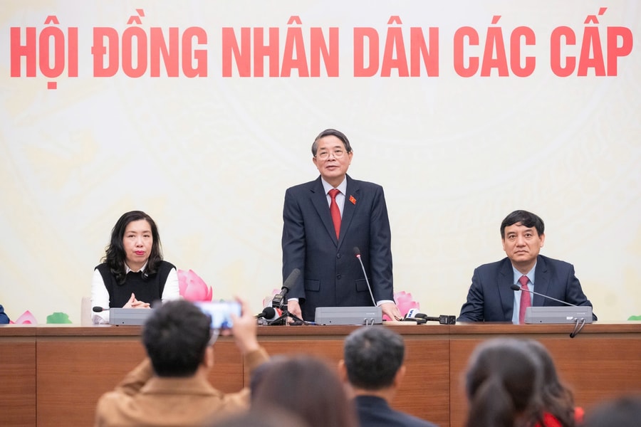 Phó Chủ tịch Quốc hội Nguyễn Đức Hải thăm, động viên phóng viên báo chí tác nghiệp bầu cử tại Nhà Quốc hội