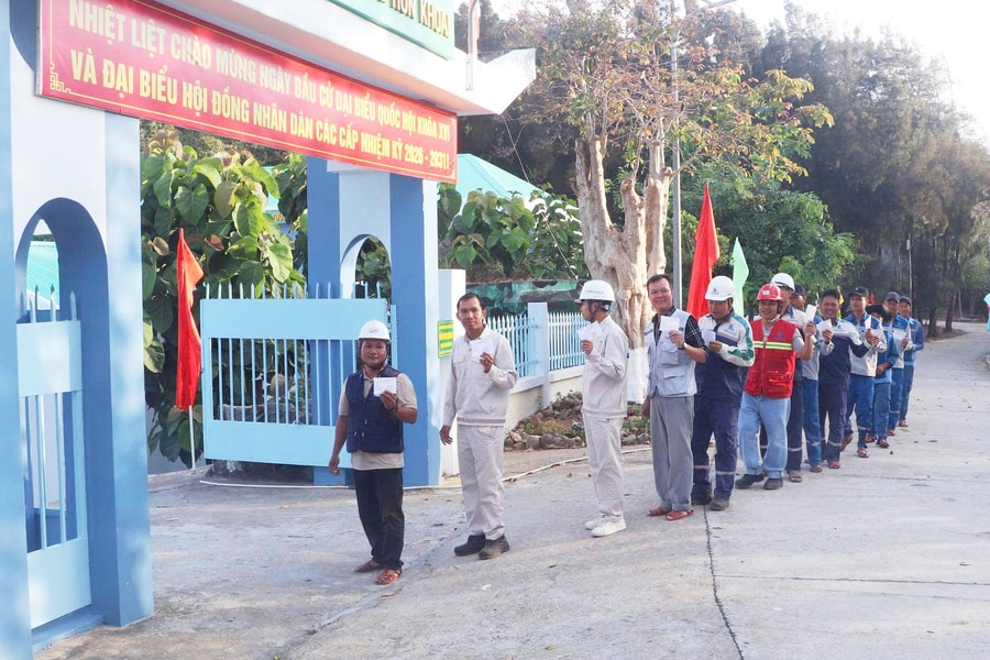 Gửi trọn niềm tin vào lá phiếu nơi đảo tiền tiêu