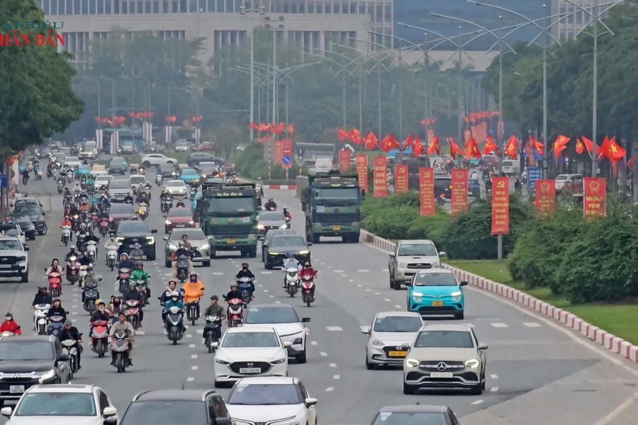 Đoàn xe “hổ vồ” chạy rầm rập trên đường phố Hà Nội trong "giờ cấm"