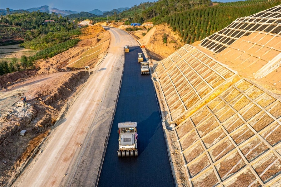 Nguy cơ chậm tiến độ các dự án hạ tầng giao thông trọng điểm trước áp lực từ giá vật liệu, nhiên liệu