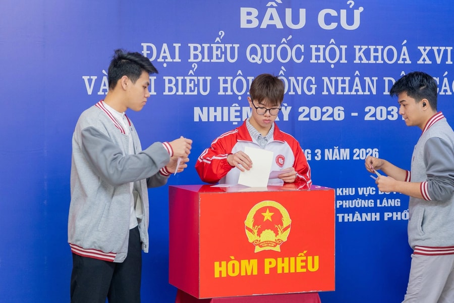 Sinh viên Trường Đại học Ngoại thương với lá phiếu đầu tiên trong ngày hội bầu cử