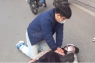 Bác sĩ ép tim ngoài lồng ngực cứu thanh niên gặp nạn trên phố